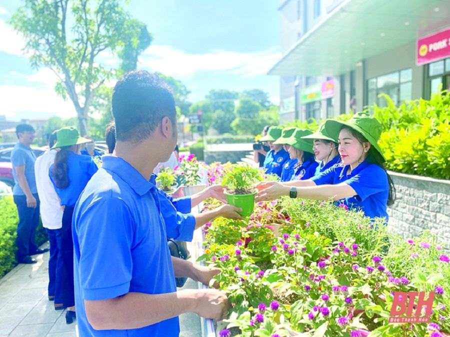 Thông qua các hoạt động tình nguyện của các em học sinh TP. Thanh Hóa về đổi rác thải giấy lấy các chậu hoa, tạo cảnh quan xanh - sạch - đẹp chính là môi trường tốt để các tổ chức đoàn tạo nguồn phát triển Đảng.