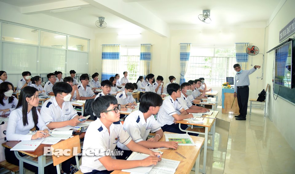 Năm học 2022 - 2023, ngành Giáo dục tỉnh thiếu gần 150 giáo viên Trong ảnh: Giáo viên và học sinh Trường THPT Giá Rai trong giờ học môn Tiếng Anh.