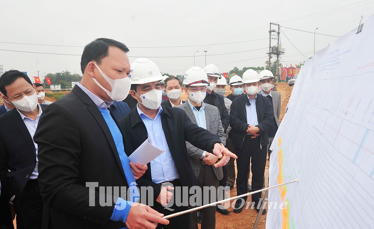 Các đồng chí lãnh đạo tỉnh nghe báo cáo tiến độ thi công Dự án đầu tư xây dựng đường cao tốc Tuyên Quang - Phú Thọ kết nối với cao tốc Nội Bài - Lào Cai.