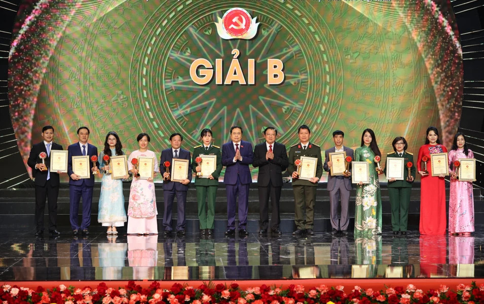 Phó Chủ tịch Thường trực Quốc hội Trần Thanh Mẫn và Trưởng Ban Nội chính Trung ương Phan Đình Trạc trao giải cho các tác giả, nhóm tác giả đoạt giải B.