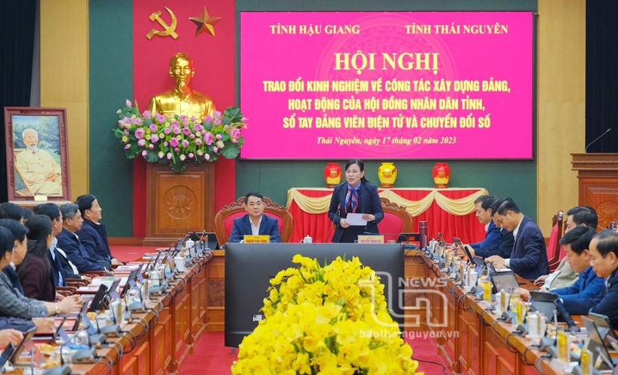 Đồng chí Nguyễn Thanh Hải, Ủy viên Trung ương Đảng, Bí thư Tỉnh ủy, Trưởng Đoàn đại biểu Quốc hội tỉnh, trao đổi kinh nghiệm về công tác xây dựng Đảng và triển khai ứng dụng STĐVĐT của Đảng bộ tỉnh Thái Nguyên với Đoàn công tác của Tỉnh ủy Hậu Giang (tháng 2-2023). Ảnh: Lăng Khoa.