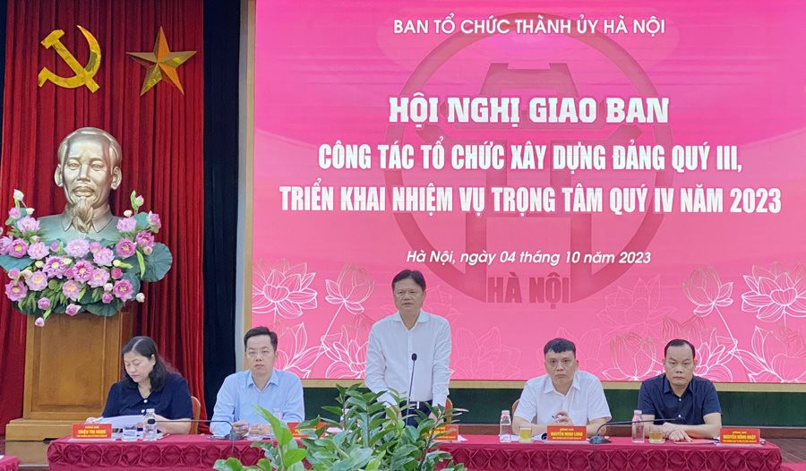 hó Trưởng ban Tổ chức Quận ủy Long Biên NgTrưởng ban Tổ chức Thành ủy Vũ Đức Bảo cho rằng, chuyển đổi số trong Đảng cần được thực hiện đồng bộ từ Trung ương.uyễn Xuân Long kiểm soát việc tổ chức sinh hoạt chi bộ ở cơ sở thông qua “Sổ tay đảng viên điện tử” trên máy tính.