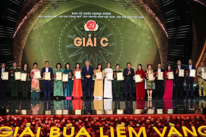 Chánh án Tòa án Nhân dân tối cao Nguyễn Hòa Bình và Giám đốc Học viện chính trị quốc gia Hồ Chí Minh, Chủ tịch Hội đồng Lý luận Trung ương Nguyễn Xuân Thắng trao giải cho các tác giả, nhóm tác giả đoạt giải C.