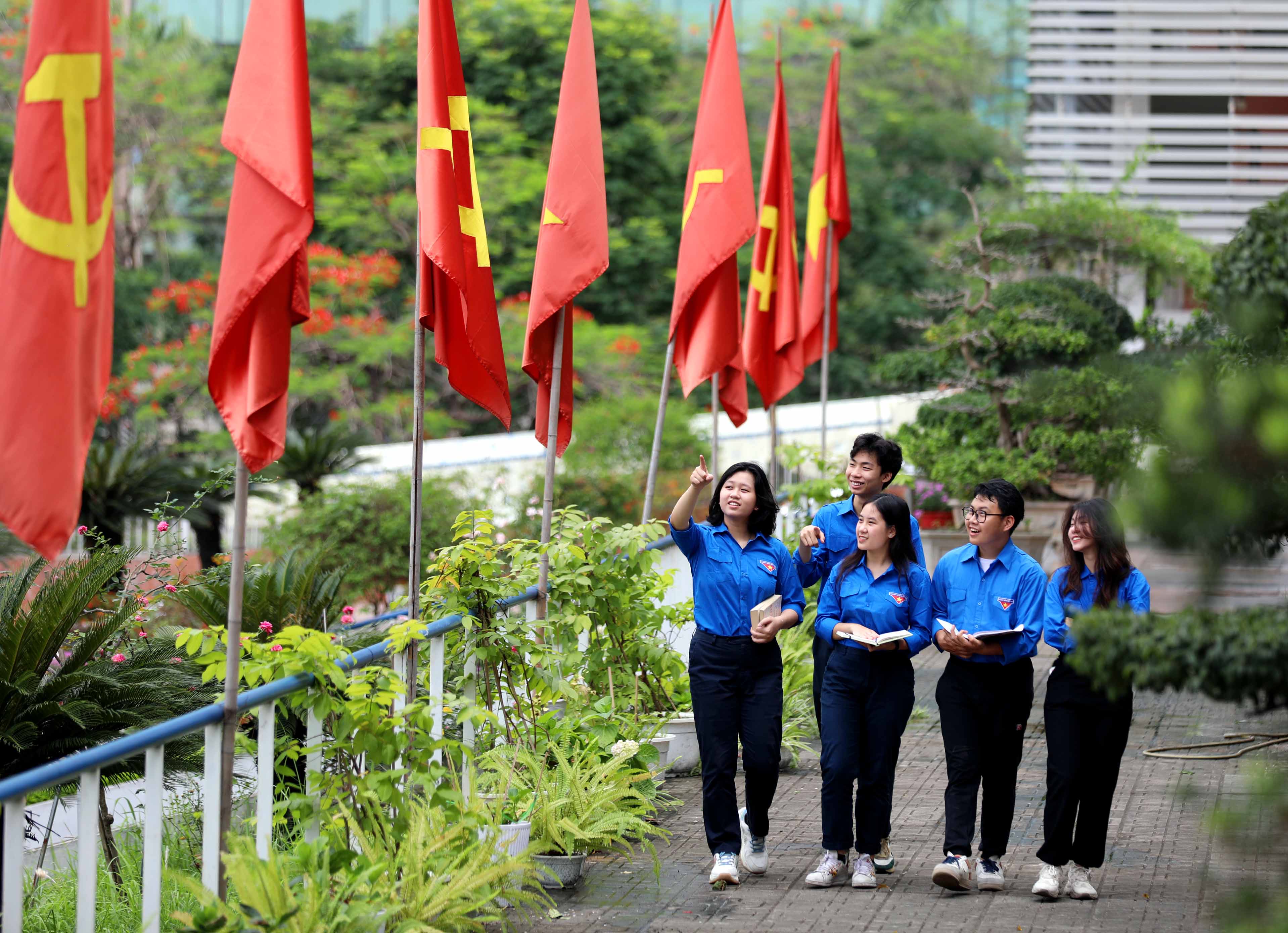 Với những học sinh sớm định hình được con đường bước vào hàng ngũ của Đảng, các nhà trường luôn trao cơ hội để các em đóng vai trò tiên phong trong các phong trào của Đoàn thanh niên. Từ đó các em vừa rèn luyện, nâng cao bản lĩnh và lan tỏa tinh thần phấn đấu vì lý tưởng của Đảng tới những học sinh khác.