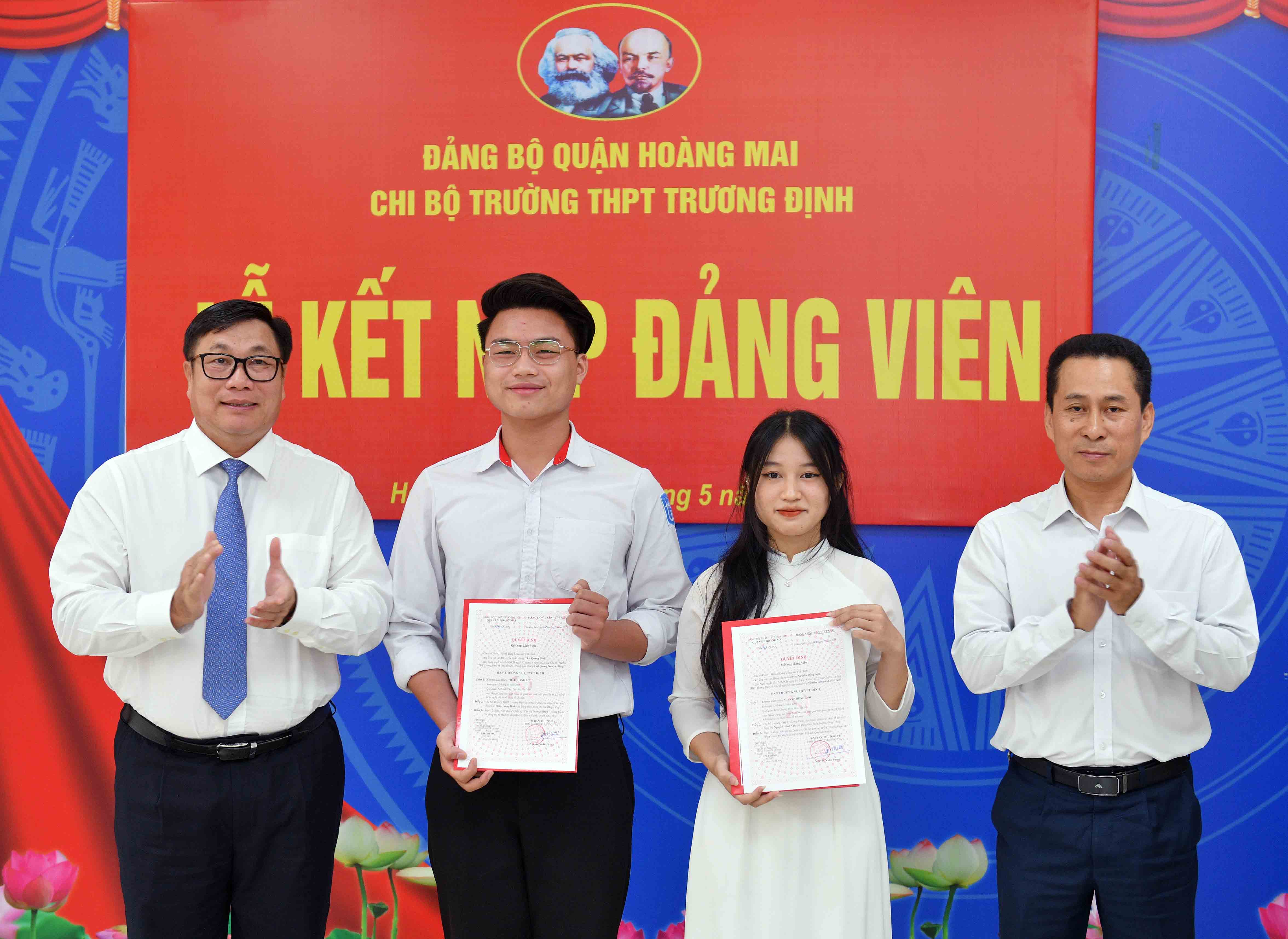 Nguyễn Hồng Anh và Thái Quang Định là những học sinh đầu tiên của Trường THPT Trương Định được kết nạp đảng khi còn ngồi trên ghế nhà trường kể từ năm thành lập 1973.