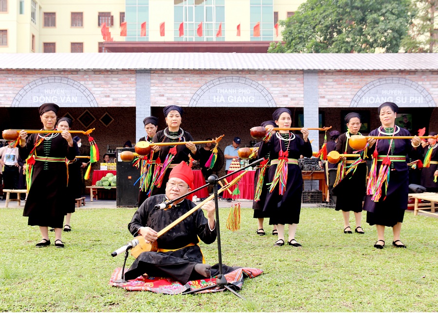 Hội Nghệ nhân dân gian xã Phương Độ (thành phố Hà Giang) thực hành Then Tày – Di sản văn hóa phi vật thể đại diện của nhân loại.